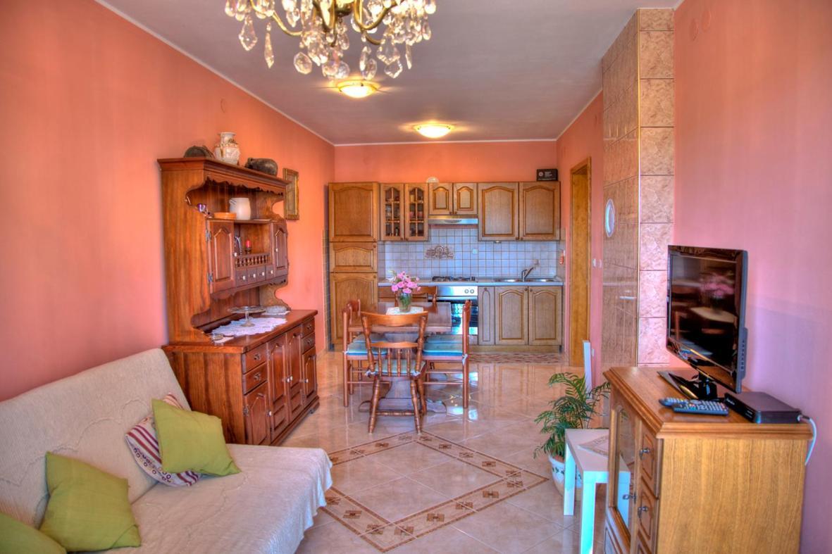 Comfortable Apartments In Peroj Near The Sea Exteriör bild