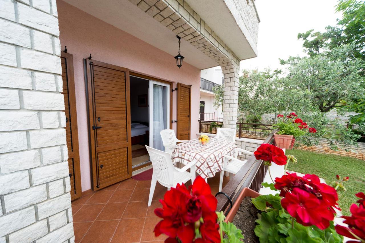 Comfortable Apartments In Peroj Near The Sea Exteriör bild