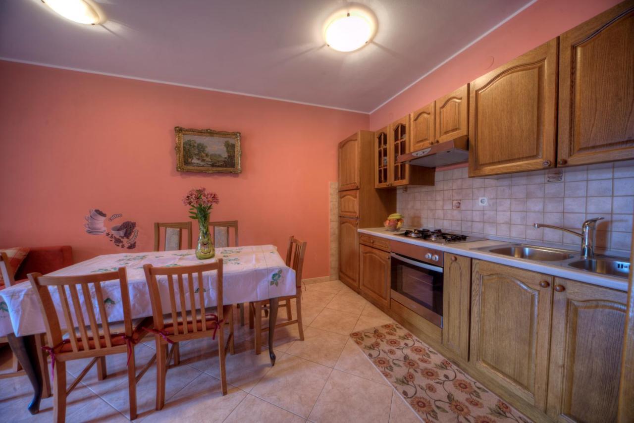Comfortable Apartments In Peroj Near The Sea Exteriör bild